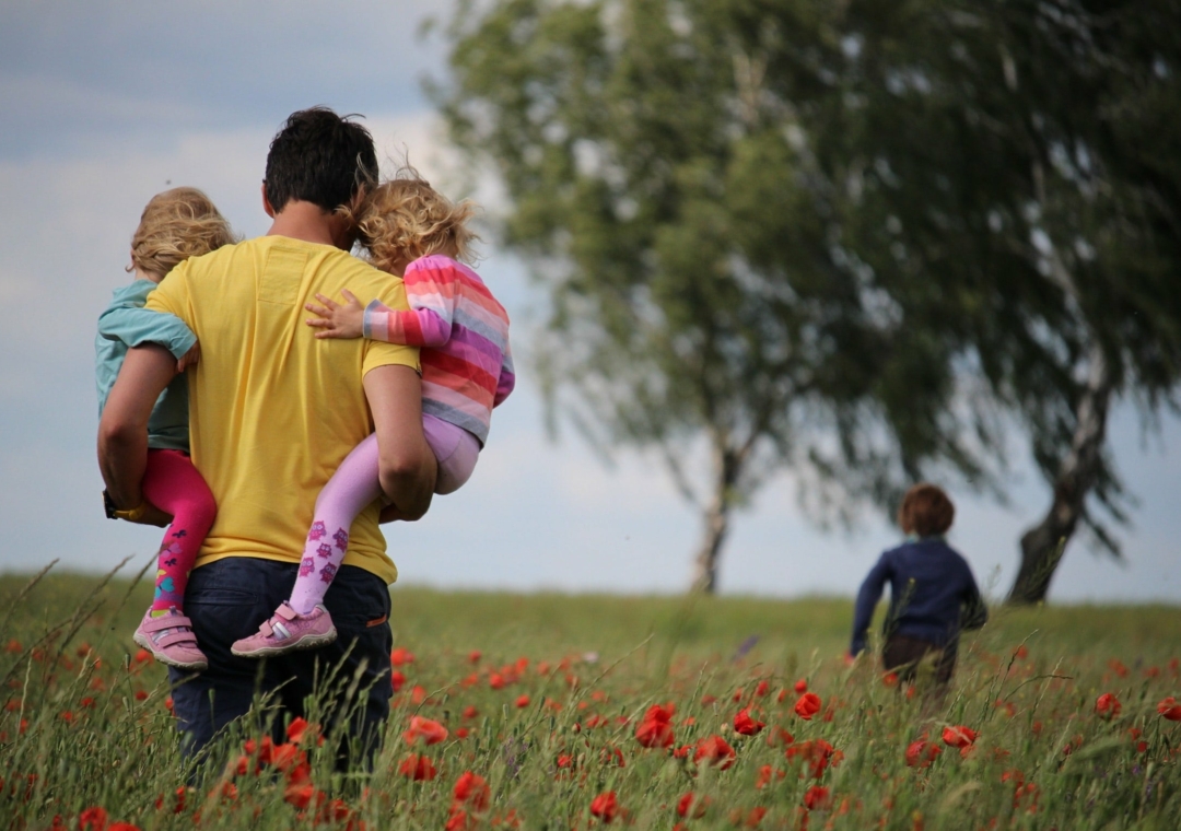 Was bedeutet die Aufhebung der Indexierung von Familienbeihilfe und Steuerabsetzbeträgen?