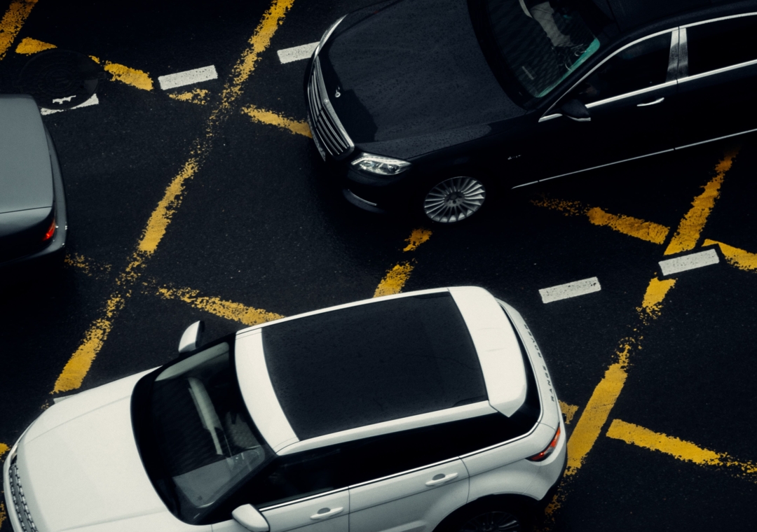 Firmenparkplatz_damir-babacic-V6dyupmgIMs-unsplash-min