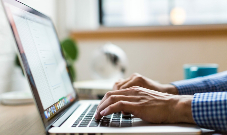 Wie können Arbeitnehmer digitale Arbeitsmittel bei der Veranlagung 2022 steuerlich absetzen