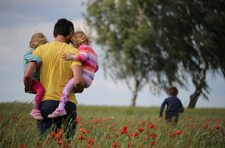 Was bedeutet die Aufhebung der Indexierung von Familienbeihilfe und Steuerabsetzbeträgen?